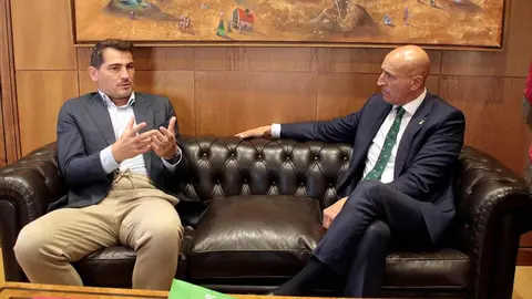 El alcalde de León, José Antonio Diez, y el exportero Iker Casillas ofrecen una rueda de prensa sobre la participación del deportista en la IX edición del Foro Internacional de Deporte, FID, Ciudad de León