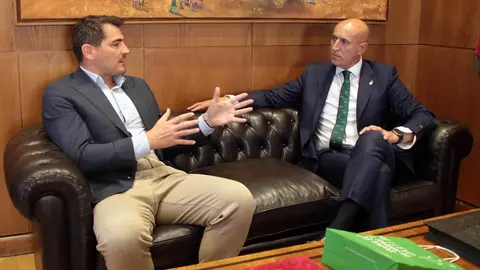 El alcalde de León, José Antonio Diez, y el exportero Iker Casillas ofrecen una rueda de prensa sobre la participación del deportista en la IX edición del Foro Internacional de Deporte, FID, Ciudad de León