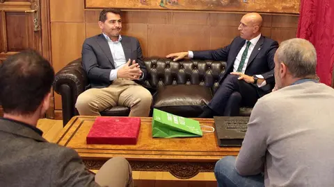 El alcalde de León, José Antonio Diez, y el exportero Iker Casillas ofrecen una rueda de prensa sobre la participación del deportista en la IX edición del Foro Internacional de Deporte, FID, Ciudad de León