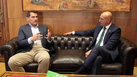 El alcalde de León, José Antonio Diez, y el exportero Iker Casillas ofrecen una rueda de prensa sobre la participación del deportista en la IX edición del Foro Internacional de Deporte, FID, Ciudad de León