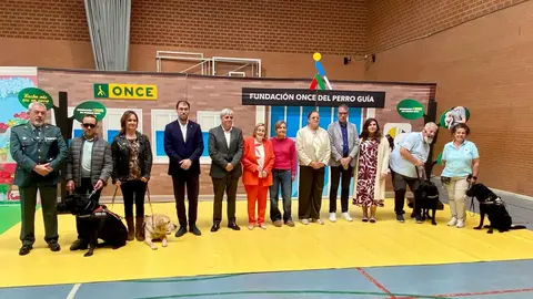 En el pabellón La Torre, más de 400 personas se acercaron este viernes para descubrir el día a día de los perros guía y el trabajo que hay detrás de su adiestramiento. La Fundación ONCE organizó la muestra bajo el lema 'Mucho más que un perro'.