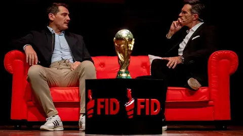 Casillas es el protagonista de la segunda jornada del FID Ciudad de León Abanca, con un encuentro con escolares, rueda de prensa en el Ayuntamiento, firma con socios FID y conferencia en un Auditorio de León que colgado el cartel de completo. Fotos: M.A.G.