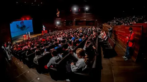 Casillas es el protagonista de la segunda jornada del FID Ciudad de León Abanca, con un encuentro con escolares, rueda de prensa en el Ayuntamiento, firma con socios FID y conferencia en un Auditorio de León que colgado el cartel de completo. Fotos: M.A.G.