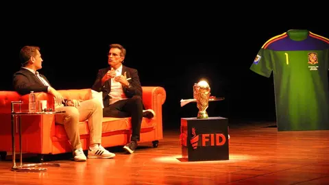 Casillas es el protagonista de la segunda jornada del FID Ciudad de León Abanca, con un encuentro con escolares, rueda de prensa en el Ayuntamiento, firma con socios FID y conferencia en un Auditorio de León que colgado el cartel de completo. Fotos: M.A.G.