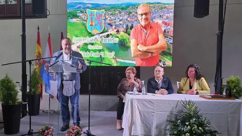 José Luis Prada recibe el título de Hijo Predilecto de Cacabelos en un emotivo homenaje. La plaza de abastos pasa a llevar el nombre del empresario berciano, que se mostró emocionado ante un reconocimiento unánime de sus vecinos y autoridades.