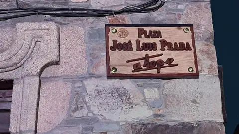 José Luis Prada recibe el título de Hijo Predilecto de Cacabelos en un emotivo homenaje. La plaza de abastos pasa a llevar el nombre del empresario berciano, que se mostró emocionado ante un reconocimiento unánime de sus vecinos y autoridades.