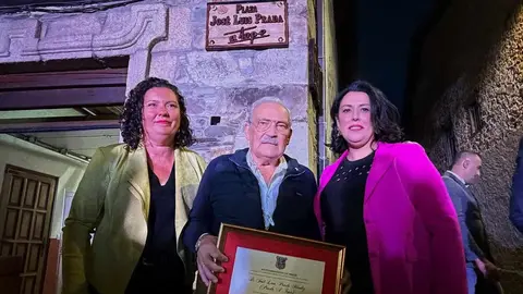 José Luis Prada recibe el título de Hijo Predilecto de Cacabelos en un emotivo homenaje. La plaza de abastos pasa a llevar el nombre del empresario berciano, que se mostró emocionado ante un reconocimiento unánime de sus vecinos y autoridades.