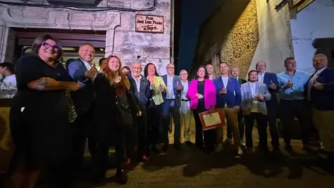 José Luis Prada recibe el título de Hijo Predilecto de Cacabelos en un emotivo homenaje. La plaza de abastos pasa a llevar el nombre del empresario berciano, que se mostró emocionado ante un reconocimiento unánime de sus vecinos y autoridades.