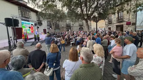 José Luis Prada recibe el título de Hijo Predilecto de Cacabelos en un emotivo homenaje. La plaza de abastos pasa a llevar el nombre del empresario berciano, que se mostró emocionado ante un reconocimiento unánime de sus vecinos y autoridades.