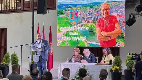José Luis Prada recibe el título de Hijo Predilecto de Cacabelos en un emotivo homenaje. La plaza de abastos pasa a llevar el nombre del empresario berciano, que se mostró emocionado ante un reconocimiento unánime de sus vecinos y autoridades.