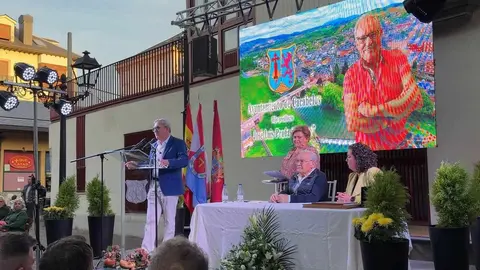 José Luis Prada recibe el título de Hijo Predilecto de Cacabelos en un emotivo homenaje. La plaza de abastos pasa a llevar el nombre del empresario berciano, que se mostró emocionado ante un reconocimiento unánime de sus vecinos y autoridades.