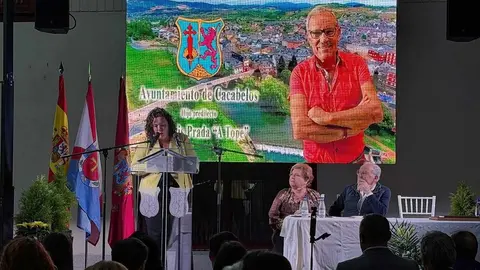 José Luis Prada recibe el título de Hijo Predilecto de Cacabelos en un emotivo homenaje. La plaza de abastos pasa a llevar el nombre del empresario berciano, que se mostró emocionado ante un reconocimiento unánime de sus vecinos y autoridades.