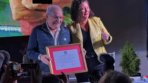José Luis Prada recibe el título de Hijo Predilecto de Cacabelos en un emotivo homenaje. La plaza de abastos pasa a llevar el nombre del empresario berciano, que se mostró emocionado ante un reconocimiento unánime de sus vecinos y autoridades.