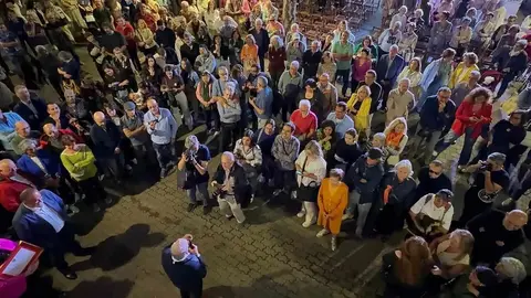 José Luis Prada recibe el título de Hijo Predilecto de Cacabelos en un emotivo homenaje. La plaza de abastos pasa a llevar el nombre del empresario berciano, que se mostró emocionado ante un reconocimiento unánime de sus vecinos y autoridades.