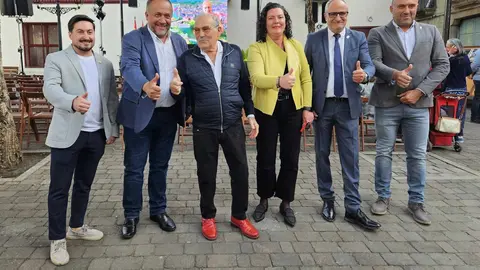 José Luis Prada recibe el título de Hijo Predilecto de Cacabelos en un emotivo homenaje. La plaza de abastos pasa a llevar el nombre del empresario berciano, que se mostró emocionado ante un reconocimiento unánime de sus vecinos y autoridades.