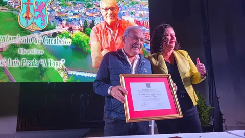 José Luis Prada recibe el título de Hijo Predilecto de Cacabelos en un emotivo homenaje. La plaza de abastos pasa a llevar el nombre del empresario berciano, que se mostró emocionado ante un reconocimiento unánime de sus vecinos y autoridades.