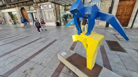 El escultor Javier Robles denuncia el vandalismo contra su obra 
