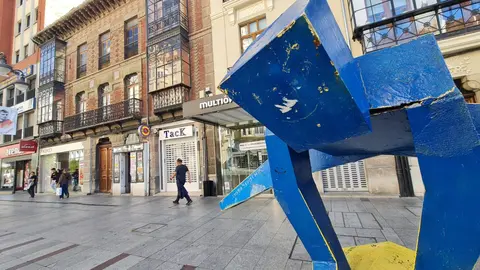 El escultor Javier Robles denuncia el vandalismo contra su obra 
