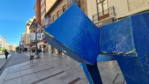 El escultor Javier Robles denuncia el vandalismo contra su obra 