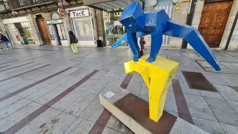 El escultor Javier Robles denuncia el vandalismo contra su obra 
