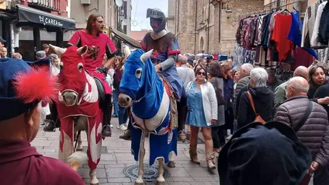 Los heraldos mensajeros recorrieron a caballo este sábado las calles del centro de León para anunciar la entrega de las 100 doncellas y el inicio de las fiestas de San Froilán.