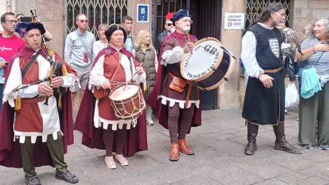 Los heraldos mensajeros recorrieron a caballo este sábado las calles del centro de León para anunciar la entrega de las 100 doncellas y el inicio de las fiestas de San Froilán.
