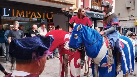 Los heraldos mensajeros recorrieron a caballo este sábado las calles del centro de León para anunciar la entrega de las 100 doncellas y el inicio de las fiestas de San Froilán.