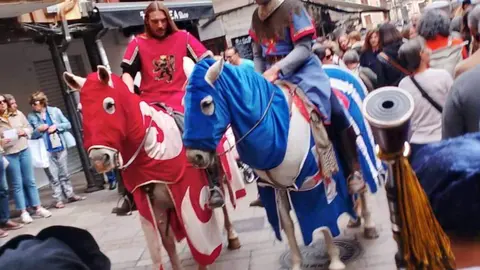 Los heraldos mensajeros recorrieron a caballo este sábado las calles del centro de León para anunciar la entrega de las 100 doncellas y el inicio de las fiestas de San Froilán.