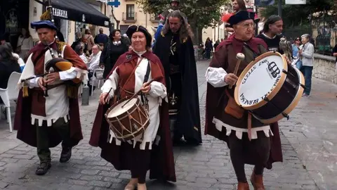 Los heraldos mensajeros recorrieron a caballo este sábado las calles del centro de León para anunciar la entrega de las 100 doncellas y el inicio de las fiestas de San Froilán.