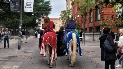 Los heraldos mensajeros recorrieron a caballo este sábado las calles del centro de León para anunciar la entrega de las 100 doncellas y el inicio de las fiestas de San Froilán.