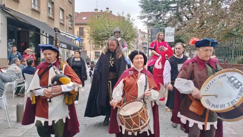 Los heraldos mensajeros recorrieron a caballo este sábado las calles del centro de León para anunciar la entrega de las 100 doncellas y el inicio de las fiestas de San Froilán.