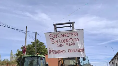 Vecinos de Gradefes (León) se manifiestan para reclamar a la Junta el arreglo de la carretera LE-213