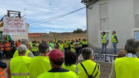 Vecinos de Gradefes (León) se manifiestan para reclamar a la Junta el arreglo de la carretera LE-213