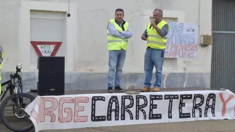 Vecinos de Gradefes (León) se manifiestan para reclamar a la Junta el arreglo de la carretera LE-213