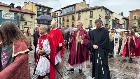 La lluvia forzó la cancelación de gran parte de la representación histórica de la entrega de las doncellas. Foto: Ayto. León