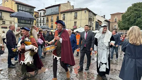 La lluvia forzó la cancelación de gran parte de la representación histórica de la entrega de las doncellas. Foto: Ayto. León