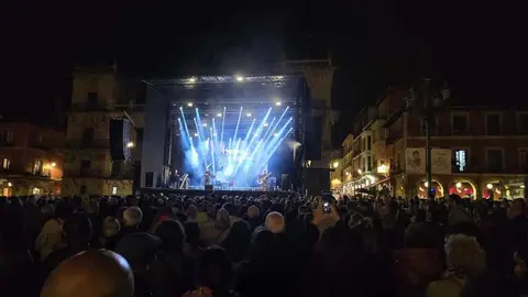 Hevia clausura con éxito multitudinario el Festival Internacional Celta Reinu de Llión. La Plaza Mayor de León se rinde al gaitero asturiano en una edición que llena de sones celtas las fiestas de San Froilán. Fotos: Carlos Calvo