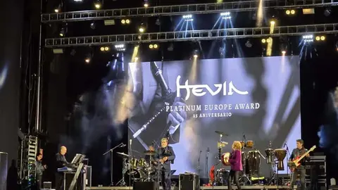 Hevia clausura con éxito multitudinario el Festival Internacional Celta Reinu de Llión. La Plaza Mayor de León se rinde al gaitero asturiano en una edición que llena de sones celtas las fiestas de San Froilán. Fotos: Carlos Calvo