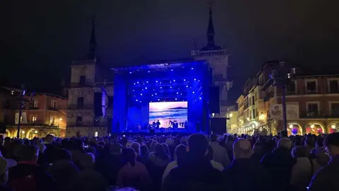 Hevia clausura con éxito multitudinario el Festival Internacional Celta Reinu de Llión. La Plaza Mayor de León se rinde al gaitero asturiano en una edición que llena de sones celtas las fiestas de San Froilán. Fotos: Carlos Calvo