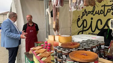La feria cumple 40 años con récord de expositores, gran afluencia y un programa que hoy domingo mantiene el pulso festivo hasta la clausura.