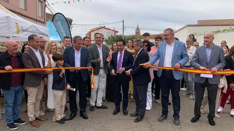 La feria cumple 40 años con récord de expositores, gran afluencia y un programa que hoy domingo mantiene el pulso festivo hasta la clausura.