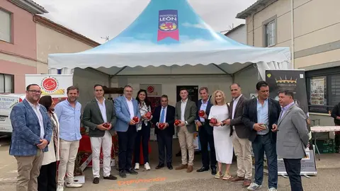 La feria cumple 40 años con récord de expositores, gran afluencia y un programa que hoy domingo mantiene el pulso festivo hasta la clausura.