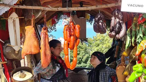 El primer domingo de San Froilán vuelve a situar a León en el centro de la tradición y la cultura popular. El Desfile de Pendones Concejiles, con más de 350 varas procedentes de 230 pueblos de la provincia, y la ceremonia del Foro u Oferta de Las Cantaderas marcan la jornada junto a los tradicionales carros engalanados.