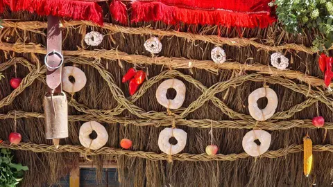 El primer domingo de San Froilán vuelve a situar a León en el centro de la tradición y la cultura popular. El Desfile de Pendones Concejiles, con más de 350 varas procedentes de 230 pueblos de la provincia, y la ceremonia del Foro u Oferta de Las Cantaderas marcan la jornada junto a los tradicionales carros engalanados.