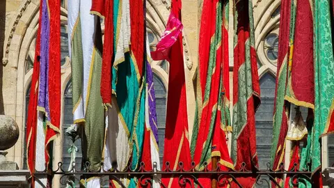 El primer domingo de San Froilán vuelve a situar a León en el centro de la tradición y la cultura popular. El Desfile de Pendones Concejiles, con más de 350 varas procedentes de 230 pueblos de la provincia, y la ceremonia del Foro u Oferta de Las Cantaderas marcan la jornada junto a los tradicionales carros engalanados.