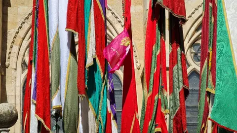 El primer domingo de San Froilán vuelve a situar a León en el centro de la tradición y la cultura popular. El Desfile de Pendones Concejiles, con más de 350 varas procedentes de 230 pueblos de la provincia, y la ceremonia del Foro u Oferta de Las Cantaderas marcan la jornada junto a los tradicionales carros engalanados.