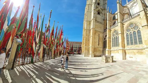 El primer domingo de San Froilán vuelve a situar a León en el centro de la tradición y la cultura popular. El Desfile de Pendones Concejiles, con más de 350 varas procedentes de 230 pueblos de la provincia, y la ceremonia del Foro u Oferta de Las Cantaderas marcan la jornada junto a los tradicionales carros engalanados.