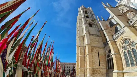 El primer domingo de San Froilán vuelve a situar a León en el centro de la tradición y la cultura popular. El Desfile de Pendones Concejiles, con más de 350 varas procedentes de 230 pueblos de la provincia, y la ceremonia del Foro u Oferta de Las Cantaderas marcan la jornada junto a los tradicionales carros engalanados.