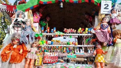El 'carrotómbola', el carro engalanado que rompe toda la tradición y sorprende a los leoneses 

Castañuelas, Nancys, palillos con premios, 'sevillanas bailadoras'... es el carro que ha decidido romper con todo lo visto hasta el momento y llega de Puente Castro