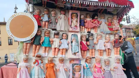 El 'carrotómbola', el carro engalanado que rompe toda la tradición y sorprende a los leoneses 

Castañuelas, Nancys, palillos con premios, 'sevillanas bailadoras'... es el carro que ha decidido romper con todo lo visto hasta el momento y llega de Puente Castro
